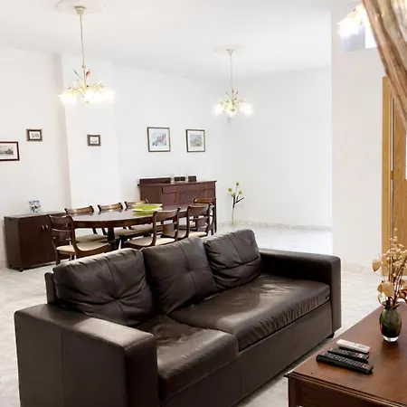 Lägenhet Spacious Seafront 3br In