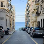 Spacious Seafront 3br In 슬리에마