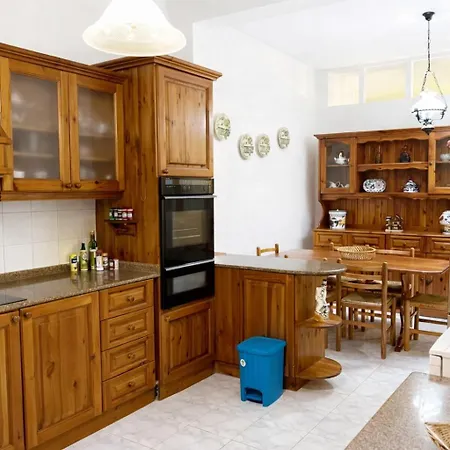 Spacious Seafront 3br In Apartment