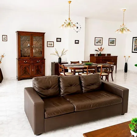 Spacious Seafront 3br In Σλιέμα