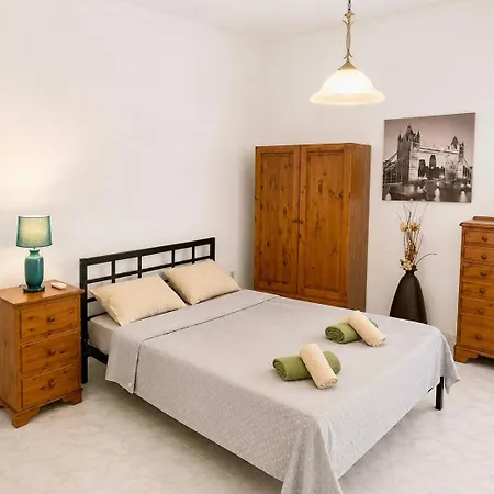 Spacious Seafront 3br In Σλιέμα