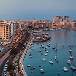 Spacious Seafront 3br In Σλιέμα