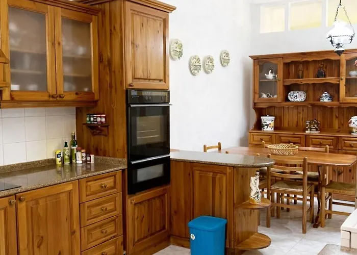 Spacious Seafront 3br In شقة